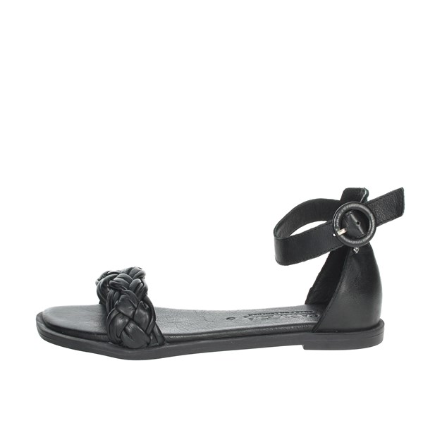 Carmela Shoes Flat Sandals Black 68547